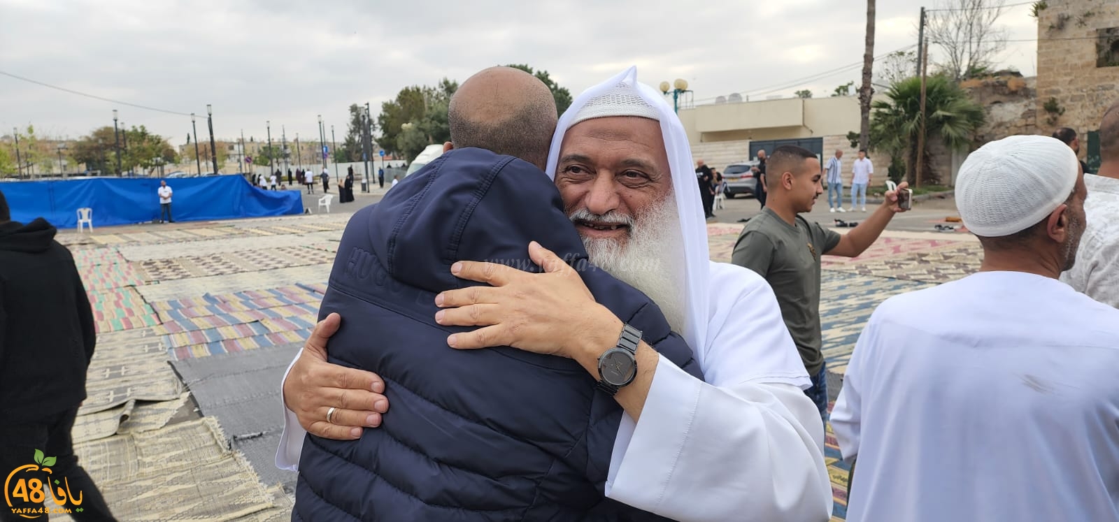  أهالي مدينة اللد يؤدون صلاة العيد في ساحة المسجد العمري الكبير 